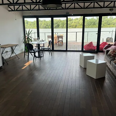 Floating Zen House B&B 베오그라드