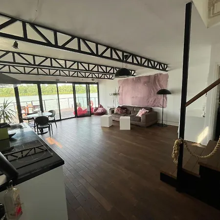 Floating Zen House ベッド・アンド・ブレックファスト ベオグラード
