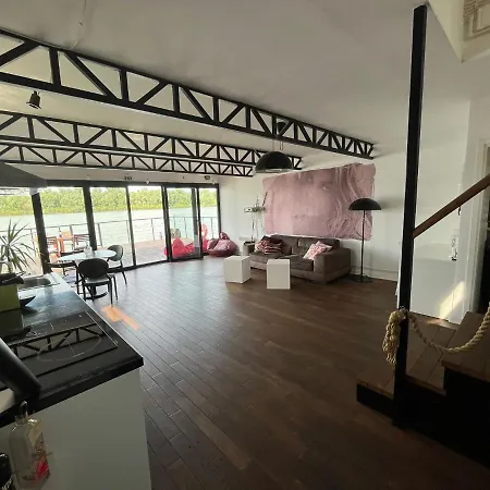 Floating Zen House B&B 베오그라드