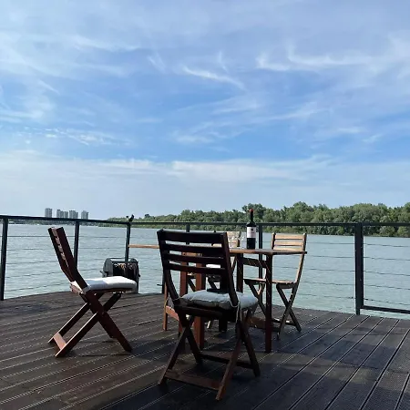 Floating Zen House ベッド・アンド・ブレックファスト