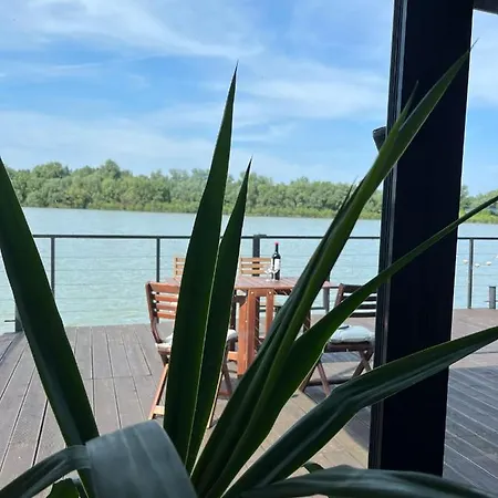 Floating Zen House 4*