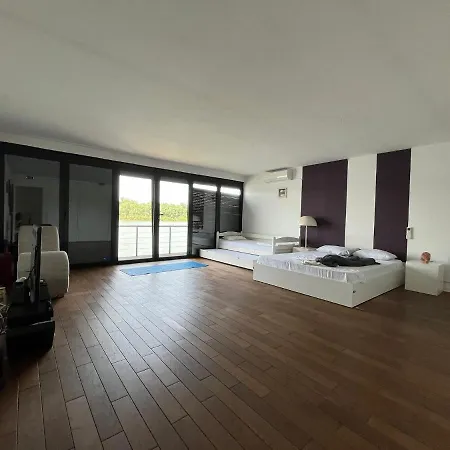 Floating Zen House Bed & Breakfast Belgrado