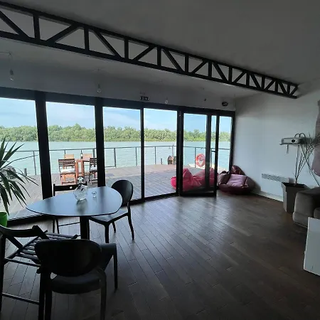 Floating Zen House B&B 베오그라드