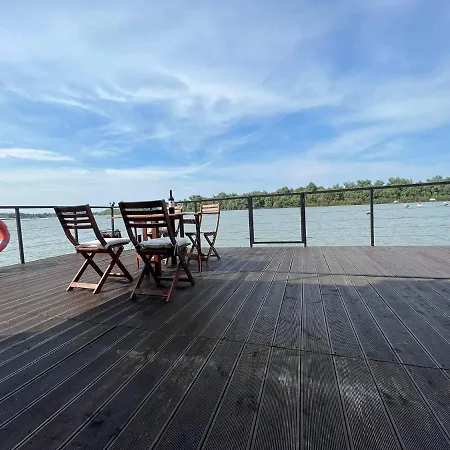 Floating Zen House 4*